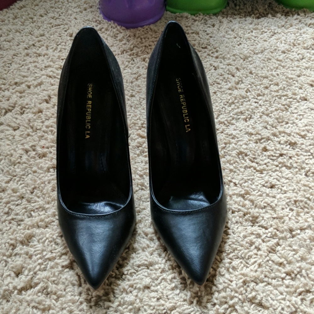 Black never worn pumps